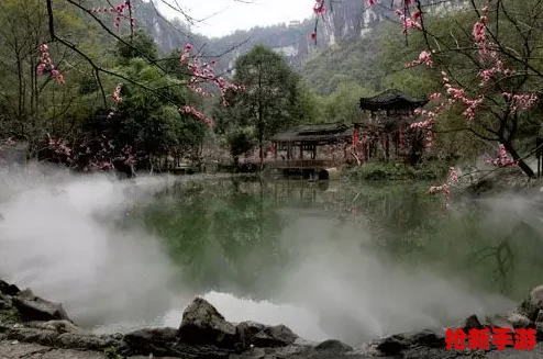 探秘桃源秘境：雨幕繁露下，人家新玩法悠然解锁！